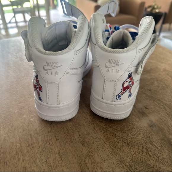 AF1 Kids White and Red High-Top Sneakers - Picture 2 of 3